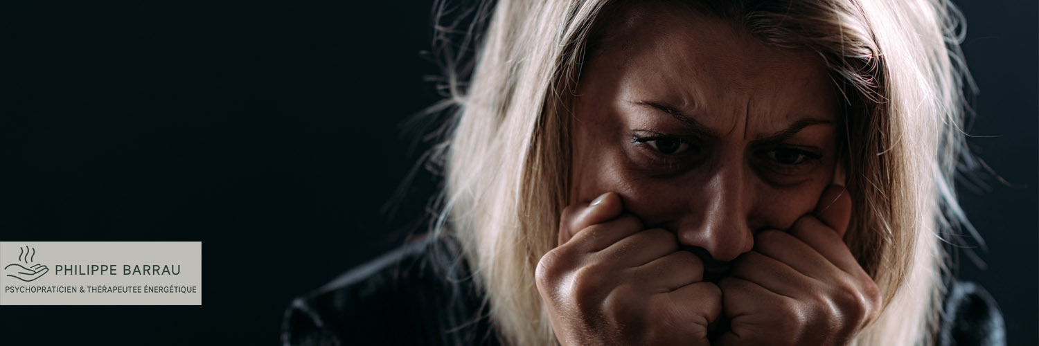 Femme exprimant une forte anxiété, symbolisant la détresse émotionnelle et la tension intérieure, accompagnement par Philippe Barrau psychopraticien à Saint-Rémy-de-Provence