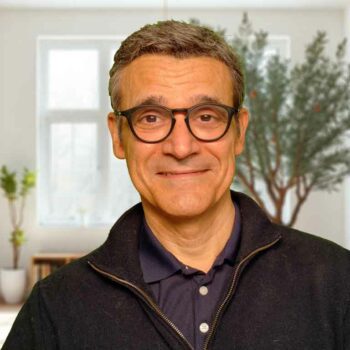 Philippe Barrau est psychopraticien à Mas-Blanc-des-Alpilles, près de Saint-Rémy-de-Provence. Il est également président-fondateur de la Fédération Française de Coaching et Thérapies Brèves (FFCTB)